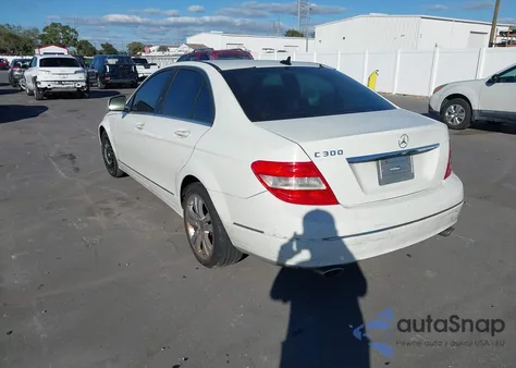 2009 Mercedes-Benz C 300 Luxury/Sport z USA, uszkodzony, nr VIN WDDGF54X49R042641